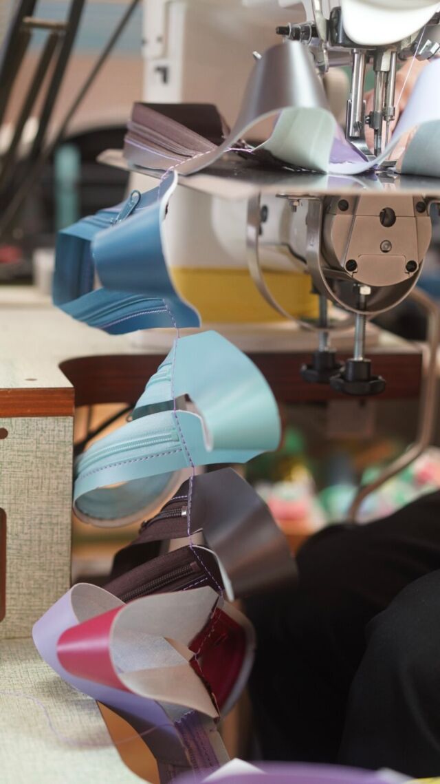 ----ランドセル製作中----
前ポケットのファスナーを作っています🌷
糸は全てラベンダーです。

セレクトオーダーランドセルは16色から
お好きな糸色を選べますが、
製作時には同じ糸の色のオーダーで
まとめて作っています🧵

そうすると、一度にたくさん縫うことができます😀

@ikutarandsel

#ランドセル#ラン活#ラン活2025#2025年入学#ランドセル工房生田#生田ランドセル#生田鞄#本革ランドセル #オーダーメイド#ワークショップ#手作り#工房系#レザー#年長#年中#1年生#新一年生#入学準備#子連れお出かけ#子連れおでかけ#子連れスポット#子どもとお出かけ